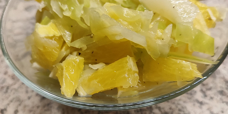 Zelný salát s pomerančem