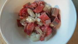 Šest matjesů s cibulkou