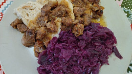 Červené zelí s jablky