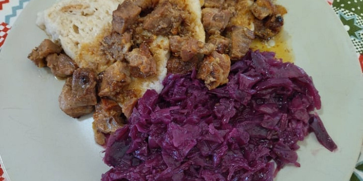 Červené zelí s jablky