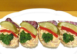 Jednohubky s pomazánkou z loveckého salámu