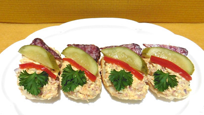 Jednohubky s pomazánkou z loveckého salámu