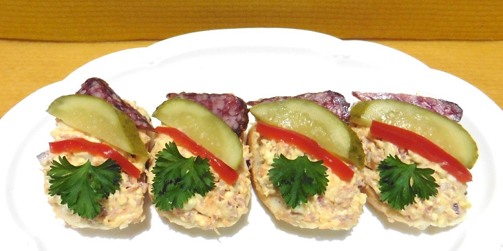 Jednohubky s pomazánkou z loveckého salámu