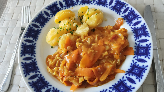 Mrkev s bílým zelím na kari