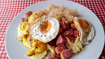 Pečená uzená krkovice s květákem a salátem z kysaného zelí