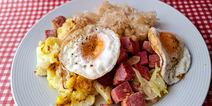 Pečená uzená krkovice s květákem a salátem z kysaného zelí