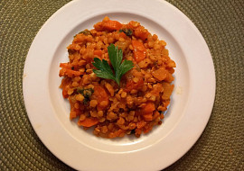 Ragú z červené čočky a zeleniny