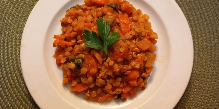 Ragú z červené čočky a zeleniny