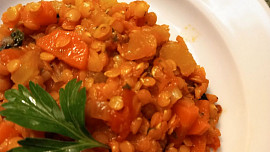 Ragú z červené čočky a zeleniny