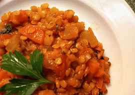 Ragú z červené čočky a zeleniny