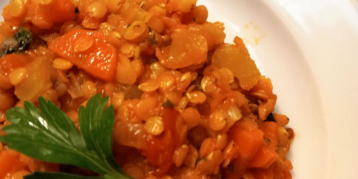 Ragú z červené čočky a zeleniny
