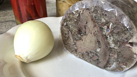 Tlačenkový salát podle ČSN