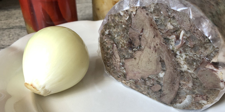 Tlačenkový salát podle ČSN