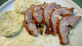 Uzené s knedlíkem a křenovou omáčkou