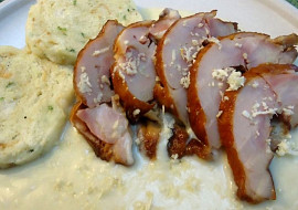 Uzené s knedlíkem a křenovou omáčkou