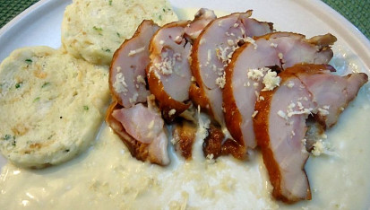 Uzené s knedlíkem a křenovou omáčkou