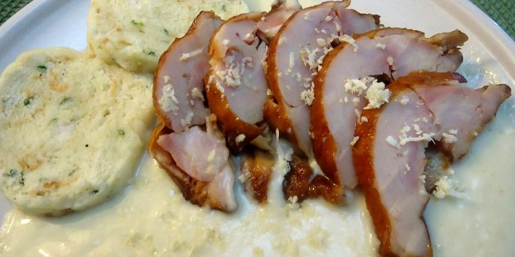 Uzené s knedlíkem a křenovou omáčkou
