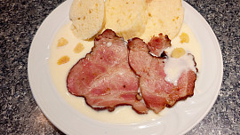 Česneková omáčka s opečenou uzenou krkovicí