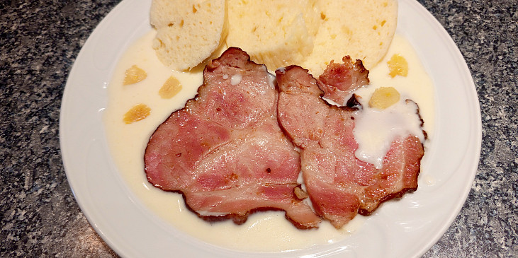 Česneková omáčka s opečenou uzenou krkovicí