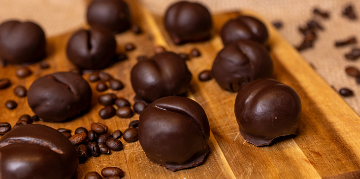 Kávová zrna marcipánová