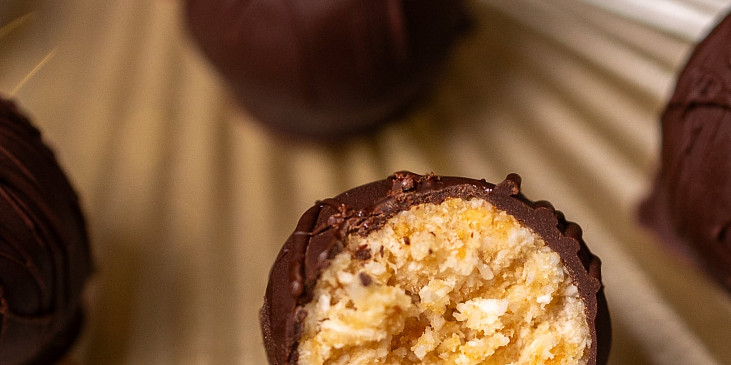 Kokosové kuličky s rumem v čokoládě