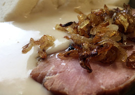 Uzené s knedlíkem a křenovou omáčkou