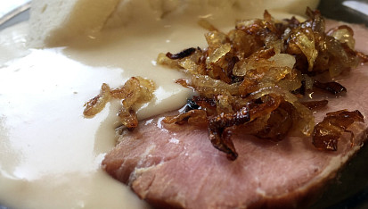 Uzené s knedlíkem a křenovou omáčkou