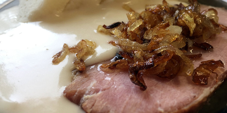 Uzené s knedlíkem a křenovou omáčkou