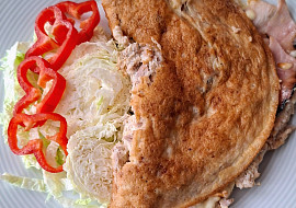 Vaječná omeleta s tuňákem, sýrem a slaninou