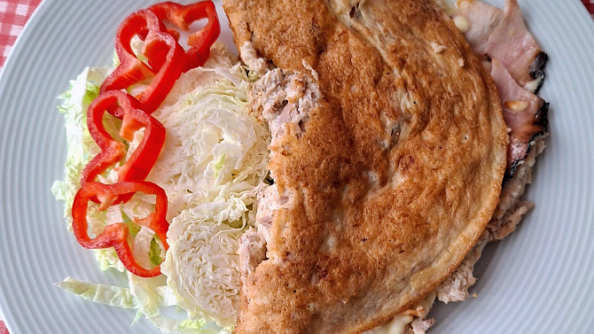 Vaječná omeleta s tuňákem, sýrem a slaninou