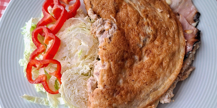 Vaječná omeleta s tuňákem, sýrem a slaninou