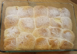 České buchty (Na fotce je část buchet, z jedné várky jsem měla tento pekáč a ještě 8 buchet.)