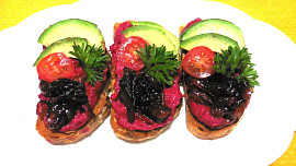 Chlebíčky s řepným hummusem