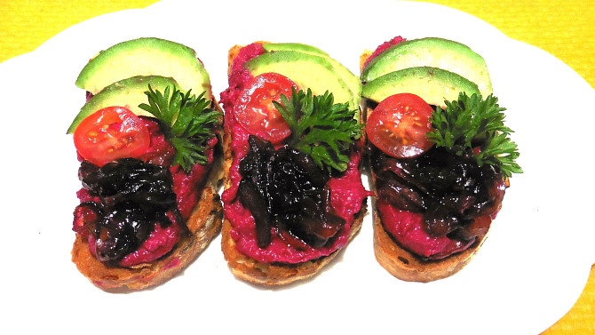 Chlebíčky s řepným hummusem