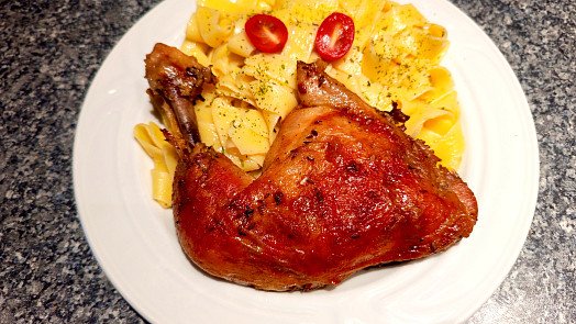 Domácí těstoviny s pečeným kuřetem