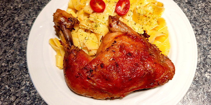 Domácí těstoviny s pečeným kuřetem