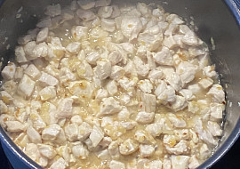 Gnocchi s kuřecím masem, špenátem a sýrovo-smetanovou omáčkou