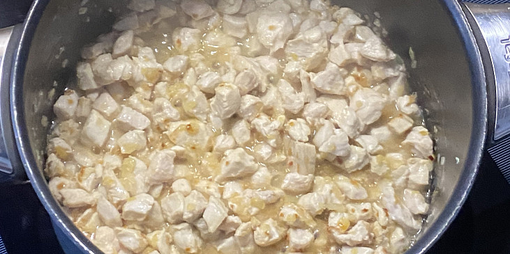 Gnocchi s kuřecím masem, špenátem a sýrovo-smetanovou omáčkou