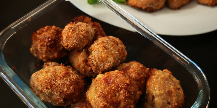 Kuřecí karbanátky se sýrem a slaninou