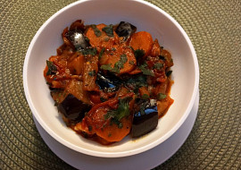 Lilek dušený s mrkví na česneku a rajčatech