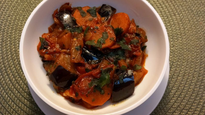 Lilek dušený s mrkví na česneku a rajčatech