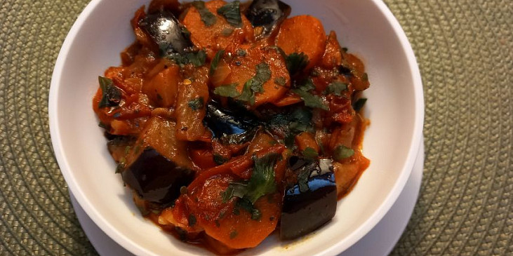 Lilek dušený s mrkví na česneku a rajčatech