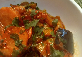 Lilek dušený s mrkví na česneku a rajčatech