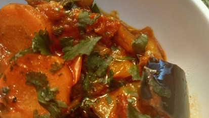 Lilek dušený s mrkví na česneku a rajčatech