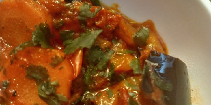 Lilek dušený s mrkví na česneku a rajčatech