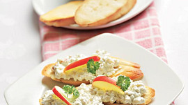 Nivová pomazánka s ořechy a jablkem