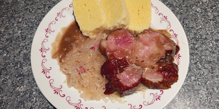 Pečená uzená krkovice s bramborovým knedlíkem a kysaným zelí