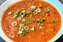 Polévka z červené čočky, mrkve a loupaných rajčat