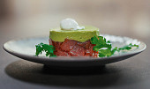 Tuňákový tatarák s avokádovým pyré podle Marka Raditsche