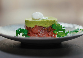 Tuňákový tatarák s avokádovým pyré podle Marka Raditsche